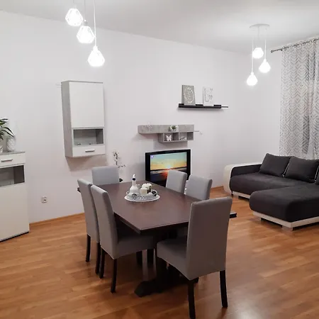 Apartment Chmielewskiego 1 *